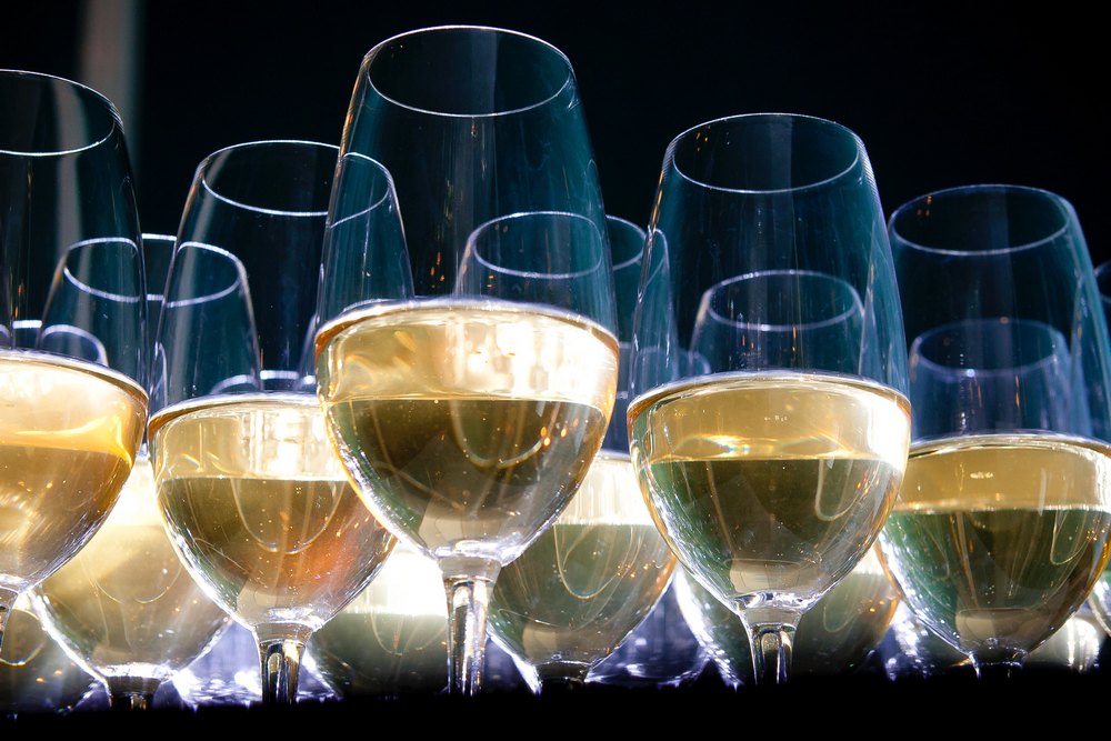 Бокалы белого вина