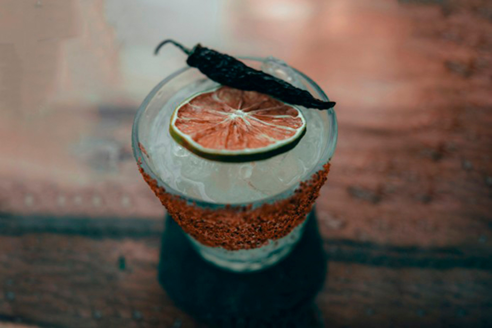 Подача мескаля Мескаль с чили